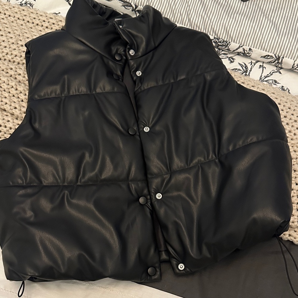 No Boundaries Black Quilted Vest L 11-13 cropped